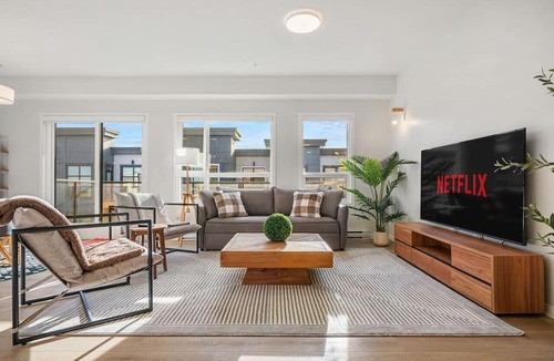 Southeast Calgary Apartment | Air Conditioned 2 BR Executive Suite/w King Bed