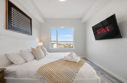 Southeast Calgary Apartment | Air Conditioned 2 BR Executive Suite/w King Bed