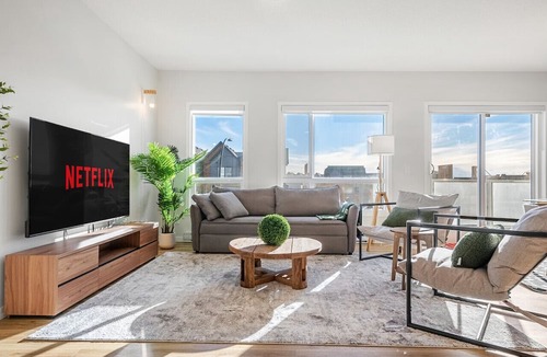 Southeast Calgary Apartment | Air Conditioned 2 BR Luxury Suite/w King Bed