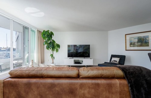 Downtown Victoria Condo | Coastal Charm – Breathtaking Views with Work Desk by Victoria Prime!