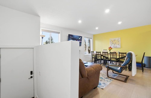 Southeast Edmonton Apartment | Cindy - 3 Bedrooms, Cozy Main Floor Suite!