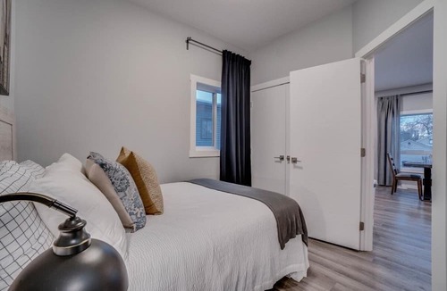 North Central Edmonton Apartment | Joey - Central Hub for Nomads & Urban Explorers!