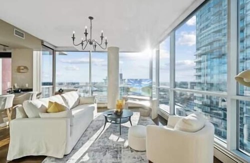 Victoria Park Apartment | King Bed | DT Views | UG Park | Walk to Saddledome