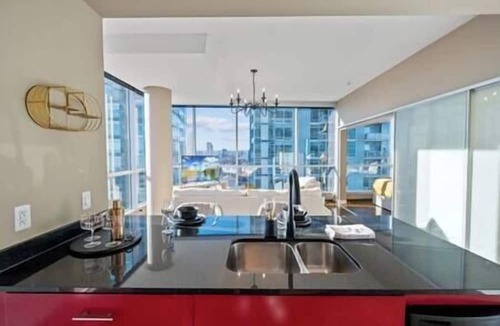 Victoria Park Apartment | King Bed | DT Views | UG Park | Walk to Saddledome