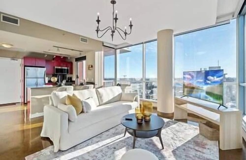 Victoria Park Apartment | King Bed | DT Views | UG Park | Walk to Saddledome