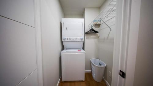 Keith Apartment | Stylish Private Suite, Private Entry, Full Kitchen, Washer & Dryer with Free Parking Near Kananaskis, Camore, Banff, Lake Louise