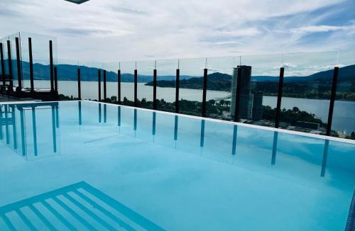 Downtown Kelowna Apartment | Rooftop Infinite Pool Iconic Lakeview Downtown Signature 2-Bedroom Loft