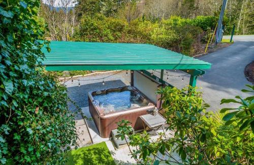 East Sooke House | Bedrooms in Sooke Wonderland - Hot Tub - Pool - Koi Pond