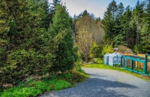 East Sooke House | Bedrooms in Sooke Wonderland - Hot Tub - Pool - Koi Pond