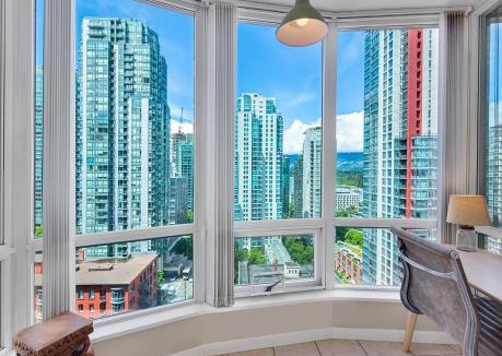 Central Apartment | Spectacular 3BR Condo - Downtown Core