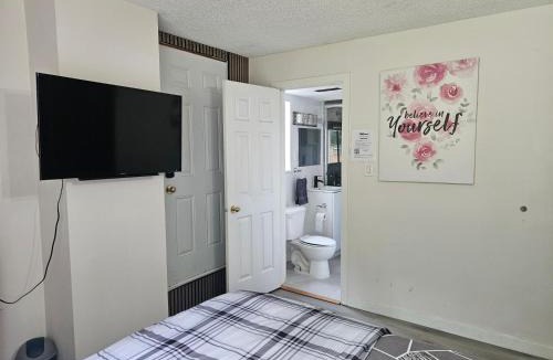 Delta Bed & Breakfast | Cozy Private Room attach bathroom own entrance Self Check-In