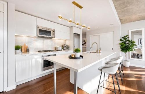 Gastown Apartment | Premium 2BR Walk to Canada Place and Seawall