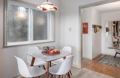 Black Mountain Apartment | Private Suite, Panoramic Views, Hot Tub, Wineries