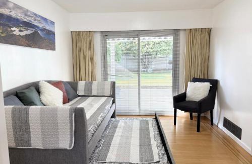 Oakridge House | Oakridge Garden Retreat - Free Parking - 6-min walk to Skytrain