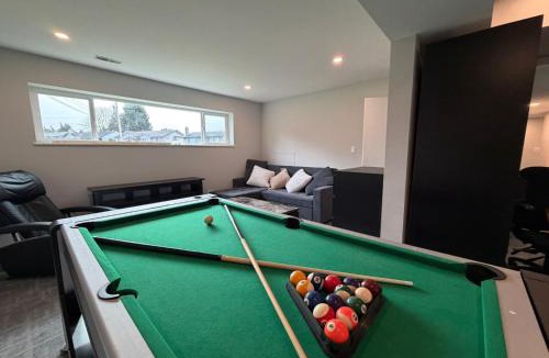 Delta House | Family Fun Retreat Near Vancouver I Movie Nights, Games & Large Backyard