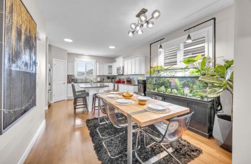 Cochrane House | Luxury 3BR Home - Theatre - Office & Master Spa