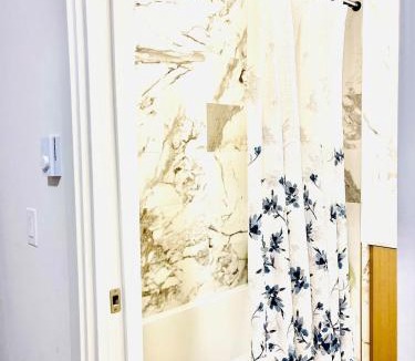 North Vancouver Apartment | Modern Ground Level 1BR Apartment - Prime Location