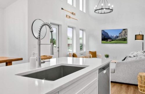 Windermere House | Hideaways Mins to Lake King Bed Dbl Garage AC