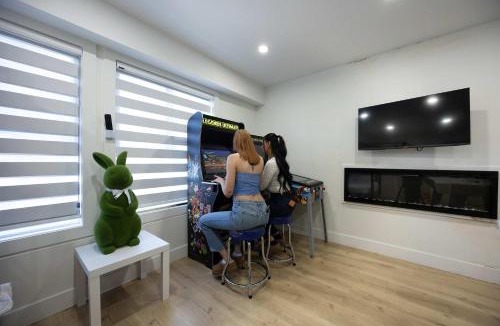 Langley House | Bunny Bliss Villa - Hot Tub FirePit Theatre & Sleeps 20
