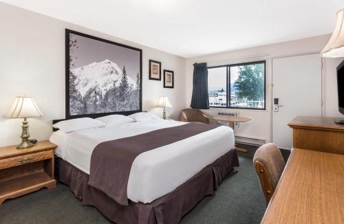 Dilworth Mountain Estates Hotel | Super 8 by Wyndham Kelowna BC