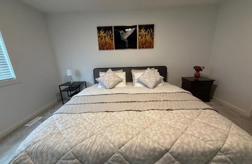 Southwest Calgary Villa | 4BR Family Home Free Parking Near Banff and Stampede