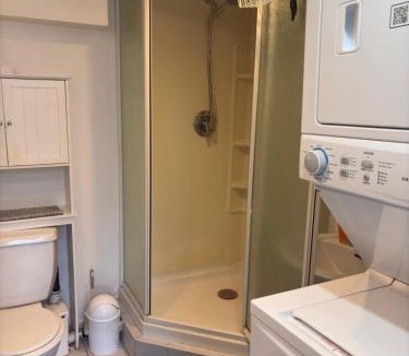 District of North Vancouver House | Private Suite , Private Bath , 10 min to Downtown