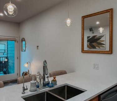 Central Okanagan House | Private Boho Tiny Home - Lakes, Wineries, Hike, Ski