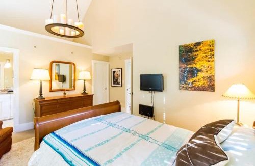 Upper Village House | Spacious Town Home with Private Hot Tub