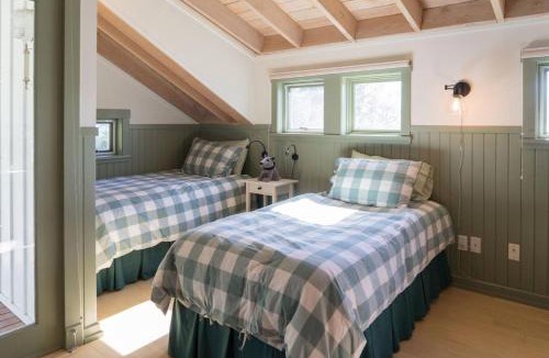 Salt Spring Island House | Valhalla The Loft (Oceanfront Hot tub)