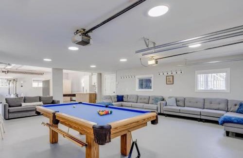 Airdrie House | Executive Acreage 3 King Beds Fireplace AC