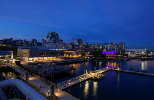 Lower Lonsdale Hotel | Coast Lonsdale Quay Hotel