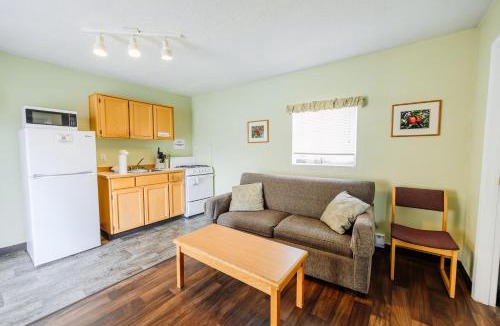 Okanagan-Similkameen Hotel | Suite 15 Green Gables Resort Lake View Retreat
