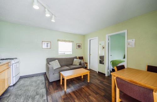 Okanagan-Similkameen Hotel | Suite 15 Green Gables Resort Lake View Retreat