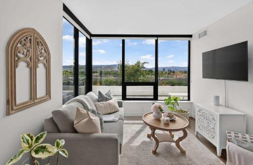 Downtown Kelowna Apartment | The Traditional A Luxury Terrace Escape that Sleeps 4