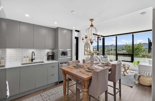 Downtown Kelowna Apartment | The Traditional A Luxury Terrace Escape that Sleeps 4