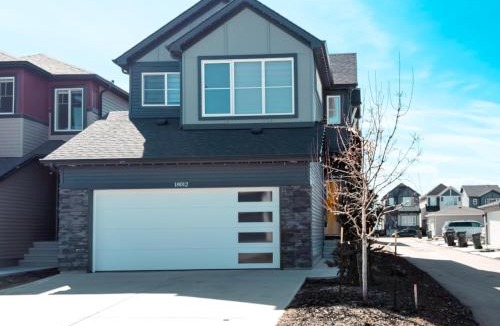 Northeast Edmonton House | Vacation rental home -1min to highway