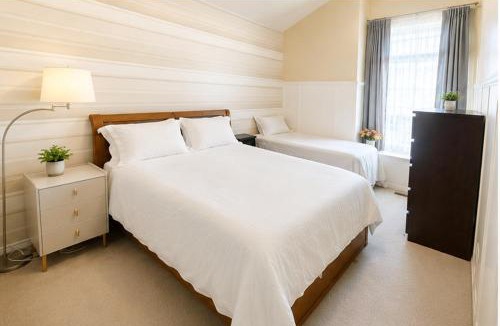 Coquitlam Villa | Spacious three bedrooms, Queenbeds entire House, free parking and wifi