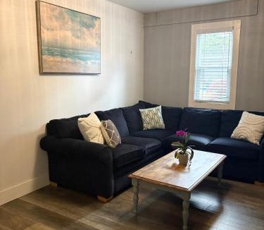 Langley House | Brookswood Oasis - Guest suite,1 bedroom,1 den & 1 full bathroom