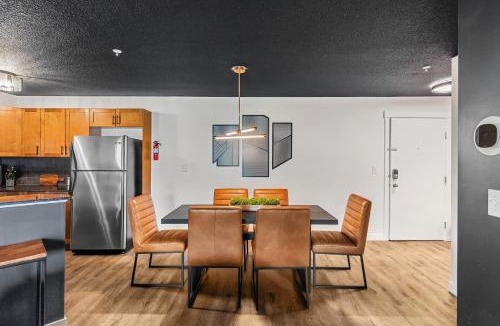 Invermere Apartment | Velvet Noir | Outdoor Pool | Hot Tub | Gym | Pets