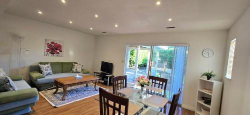 Ambleside Apartment | Bright 2 BR, Great Location