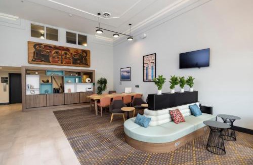 Victoria Hotel | Holiday Inn Victoria - Elk Lake by IHG