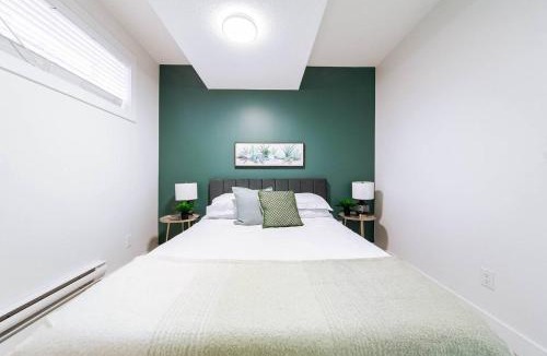West Edmonton Apartment | Luxury 5BDRM Retreat - HotTub - KingBed - AC - Sleeps 13