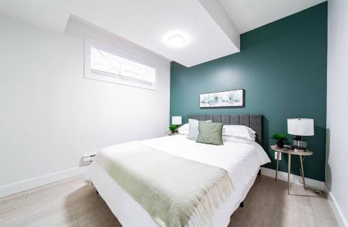 West Edmonton Apartment | Luxury 5BDRM Retreat - HotTub - KingBed - AC - Sleeps 13
