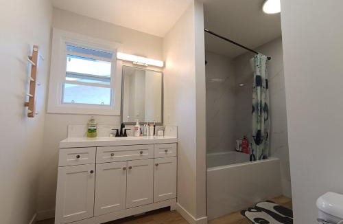 Northwest Calgary House | 2 BR Home No Kitchen Near Downtown Airport Full privacy