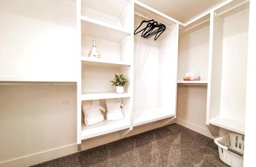 Southside House | Bright Modern Home - King Bed - Free Parking - Fireplace - Fast Wi-Fi - Free Netflix