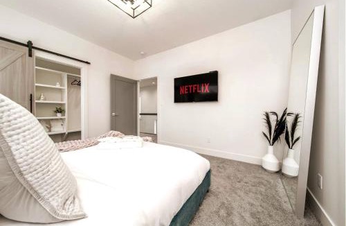 Southside House | Bright Modern Home - King Bed - Free Parking - Fireplace - Fast Wi-Fi - Free Netflix