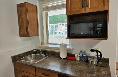 Southwest Mission Bed & Breakfast | Cozy Studio Room in Upper Mission, Kelowna