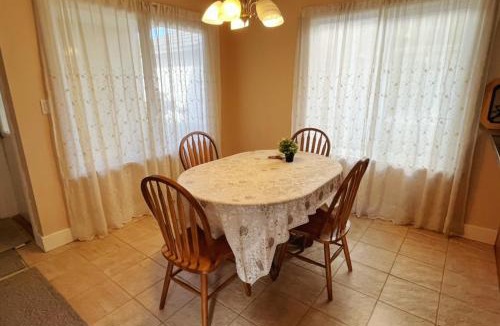Richmond City Centre House | Spacious Master Suite in Heart of Richmond