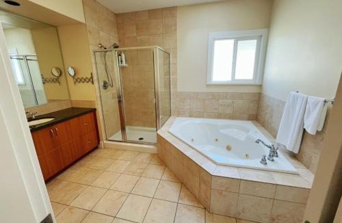Richmond City Centre House | Spacious Master Suite in Heart of Richmond