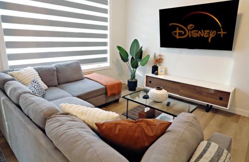 North Central Edmonton House | Downtown 3 Queen Beds AC Double Garage Disney